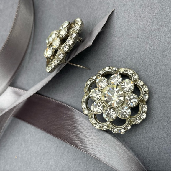 Scalloped Flower Clear Round Rhinestone Scatter Pin Pair - Picture 4 of 11